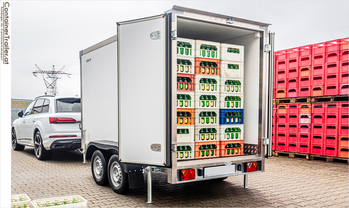 Kühlanhänger beladen mit Getränkekisten, ideal für Events und Catering.